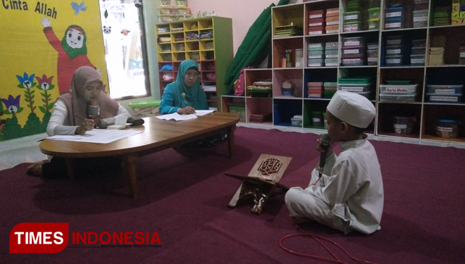 Salah satu siswa KB-TK Khadijah tengah mengikuti Munaqosah Tahfidz, Sabtu (23/2). Kegiatan yang diikuti 34 siswa ini merupakan uji kecakapan dan kemampuan hafalan Al Qur'an. (FOTO: AJP/TIMES Indonesia)