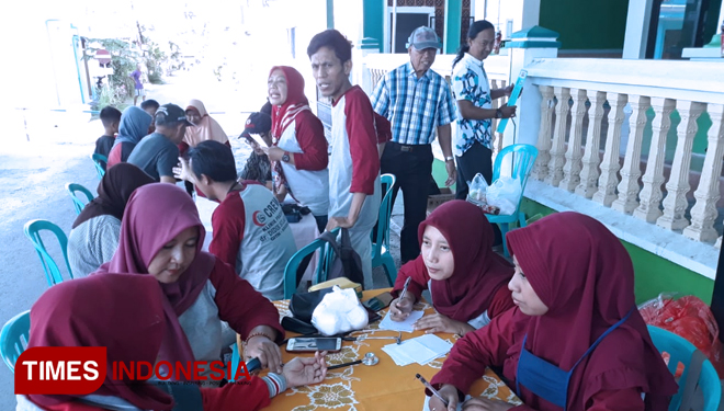 Suasana Baksos pengobatan gratis di halaman Masjid Hidayatul Ikhlas Perum Sutri, Sobo, Banyuwangi. (FOTO: Erwin Wahyudi/TIMES Indonesia)