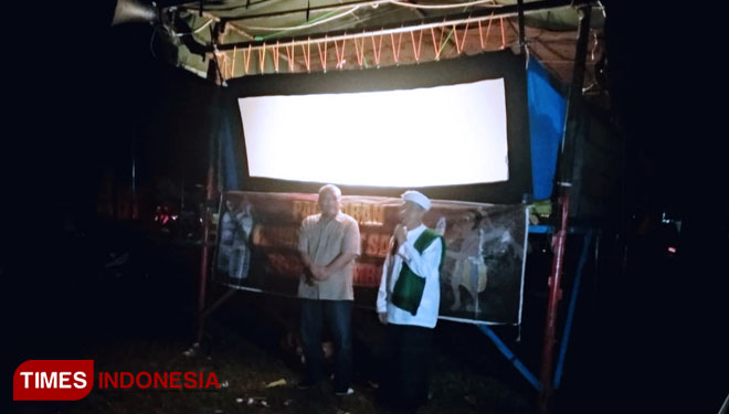 Politikus Partai Gerindra, H Bambang Kristiono atau HBK (kiri) bersama TGH Hasanain Juwaini saat nonton bareng wayang Sasak, di Lapangan Tanjung, Lombok Utara.(FOTO: HBK for TIMES Indonesia) 