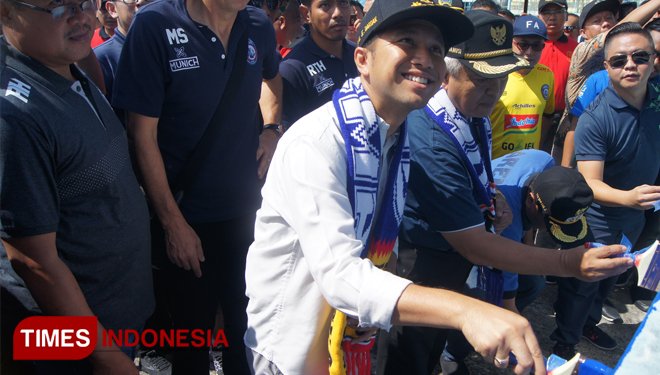 Emil Dardak saat memimpin pengecatan Stadion Kanjuruhan (FOTO: Binar Gumilang/TIMES Indonesia)