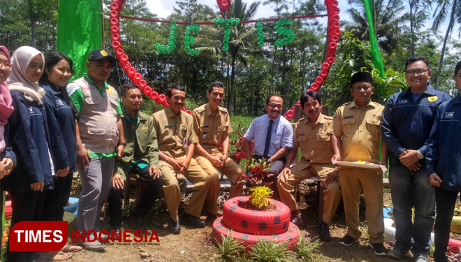 Mahasiswa KKN 72 Jetis bersama pemdes dan pemerintah dearah Kabupaten Bondowoso, usai soft launching Jetis Desa Bunga (FOTO: Moh Bahri/TIMES Indonesia) 