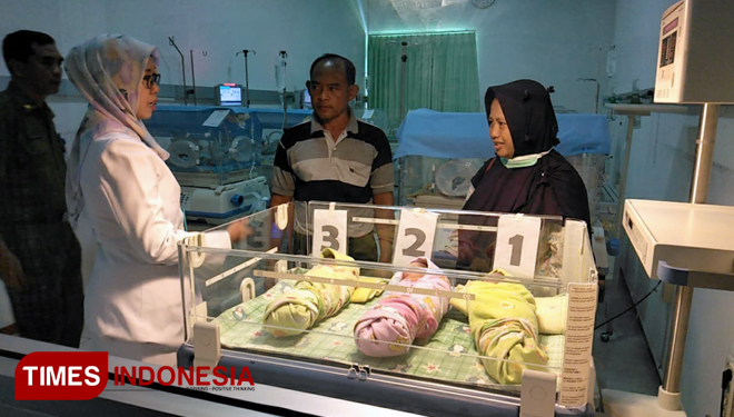 Pasangan suami istri Eka dan Rusdiyanto menengok bayi kembar tiga mereka di ruang bayi RSUD dr Harjono Ponorogo. (Foto: Evita Mukharohmah/TimesIndonesia)