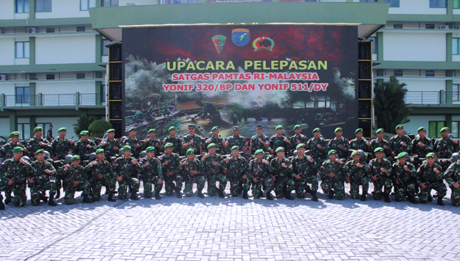 Pangdam XII/Tanjungpura resmi melepas kepulangan Yonif 511/DY dan Yonif 320/BP usai ditugaskan di perbatasan Indonesia-Malaysia, Senin (25/2/2019).(Foto : Istimewa)