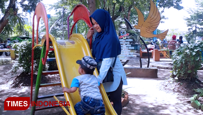 Taman Bantaran Kota Madiun Spot Sejuk dan Nyaman Meski di 