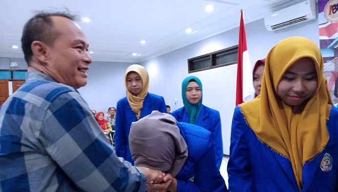 Mahasiswa IKIP Budi Utomo Malang saat dilepas oleh Rektor IBU, Dr Nurcholis Sunuyeko MSi dan ketika berada di masjid Lukmanul Hakeem Foundation, Thailand dan kegiatan mereka bersama guru di sana. (FOTO: istimewa) 