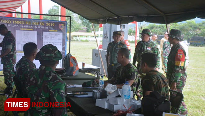 Dandim 0824 saat cek persiapan Pembukaan TMMD. (FOTO: AJP/TIMES Indonesia)