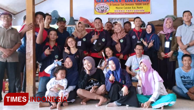 Mahasiswa asing asal Filipina dan Thailand diajak mengenal dongkrek oleh mahasiswa KKN UNIPMA di Desa Mejayan Kabupaten Madiun (FOTO: Ratna Putri/AJP TIMES Indonesia)
