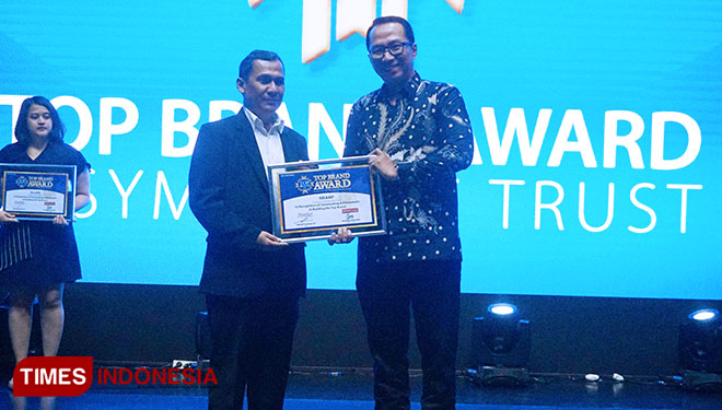 Perwakilan manajemen SHARP Indonesia menerima penghargaan Top Brand untuk kategori mesin cuci (Foto: Sharp for TIMES Indonesia)