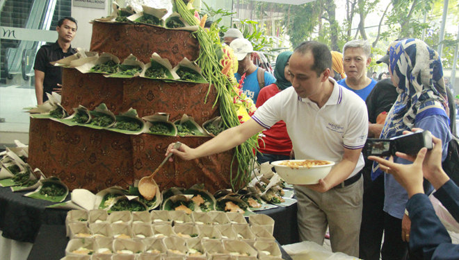 Sugito Adhi (kanan) menandai perayaan pemotongan tumpeng semanggi setinggi 1,2 meter di acara ulang tahun Hotel Mercure Grand Mirama Surabaya, Minggu (24/2/2019).(Foto : Istimewa)