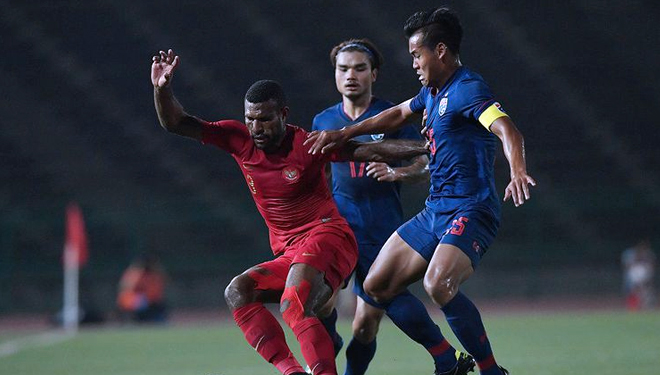 Pemain Timnas U-22 Marinus Wanewar (kiri) berebut bola dengan pemain Thailand Saringkan Promsupa (kanan) dalam pertandingan Final Piala AFF U-22 di Stadion Nasional Olimpiade Phnom Penh, Kamboja, Selasa (26/2/2019). ANTARA FOTO/Nyoman Budhiana/ama.(Nyoman