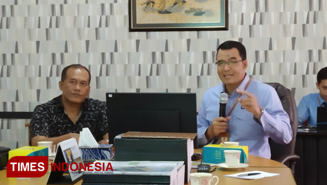 Kepala KPP Pratama Malang Heru Pamungkas Wibowo bersama dengan Ketua PWI Malang Raya Ariful Huda.(foto: Imadudin M/Times Indonesia)