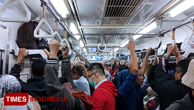 Ilustrasi pengguna KRL Commuter Line. (FOTO: Rahmi Yati Abrar/TIMES Indonesia)