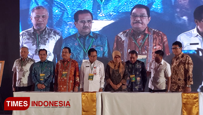 Kepala DLH Kabupaten Malang Budi Iswoyo saat menandatangani kerja sama dengan Kementerian LHK RI (FOTO: DLH Kabupaten Malang for TIMES Indonesia)