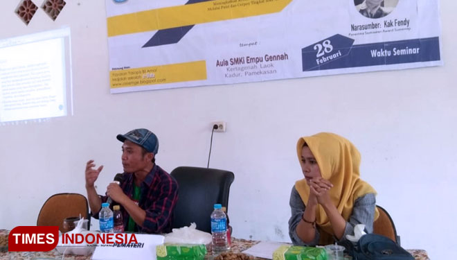 Fendy Kachong saat memberikan materi kepenulisan puisi di Sekolah Menengah Kejuruan Islam (SMKI) Kertagena Laok, Kadur, Pamekasan. (Foto: Ach. Qusyairi Nurullah/TIMES Indonesia)