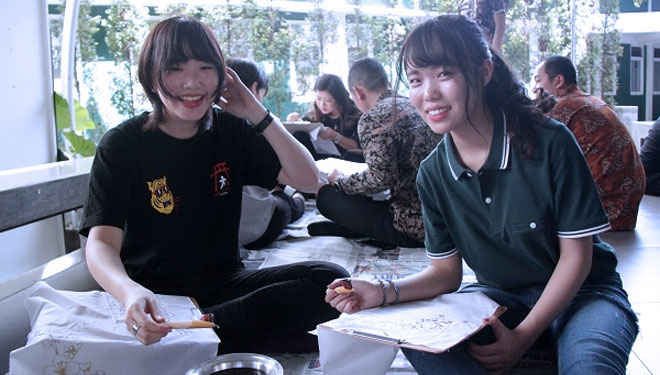 Mahasiswa Universitas Tokai, Jepang belajar membatik di Universitas Surabaya, Rabu (27/2/2019) (Foto: Istimewa)