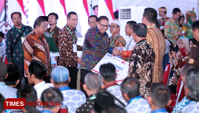 Menteri Koperasi dan UKM Puspayoga menyerahkan secara simbolis Kredit Usaha Rakyat (KUR) Ketahanan Pangan kepada 630 debitur di Pondok Pesantren Miftahul Huda Kec.Manonjaya Kab.Tasikmalaya (FOTO: Ali For TIMES Indonesia)