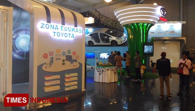 Rio Imam Sendjojo dan Darmawan Wijaja mencoba Zona Edukasi Toyota yang berada di Museum Angkut Batu. (Muhammad Dhani Rahman/TIMES Indonesia)