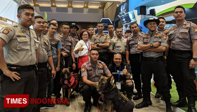 Ketua Animal Defenders Indonesia, Doni Herdaru Tona (jongkok, atasan hitam) bersama anggota K9 Polda Metro Jaya (FOTO: Iyan For TIMES Indonesia)