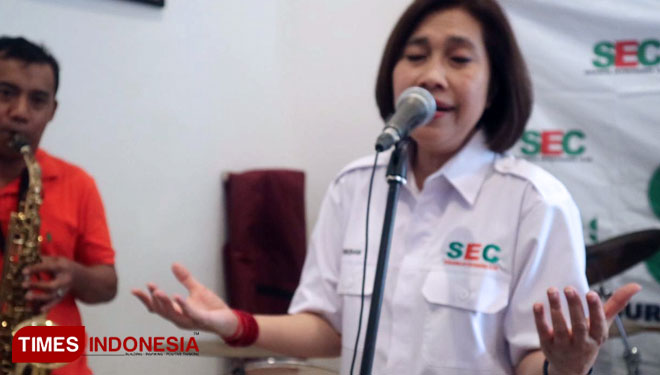 Indah Kurnia, Ketua Surabaya Entertainer Club atau SEC akan menampilkan suara merdunya dalam perhelatan Tanjung Perak Jazz pekan depan, Jumat (1/3/2019).(Foto : Lely Yuana/TIMES Indonesia)