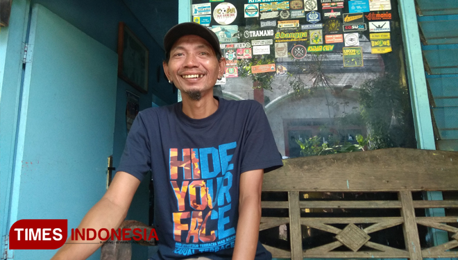 Yuli Sumpil saat ditemui di  rumahnya pada (1/3/2019). (FOTO: Ovan/TIMES Indonesia)
