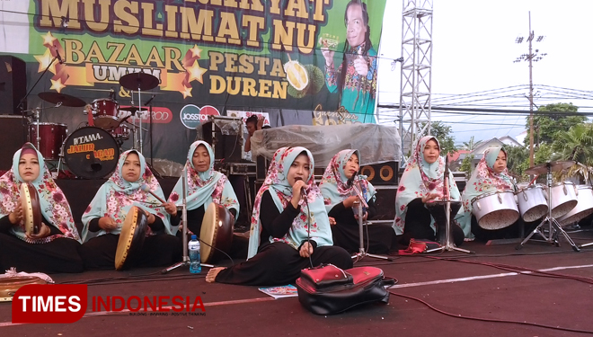 Penampilan ketiga grup jamaah terbang jidor yang menyemarakkan Pasar Rakyat Muslimat NU Kota Batu di Balai Kota Among Tani. (FOTO: Muhammad Dhani Rahman/TIMES Indonesia)