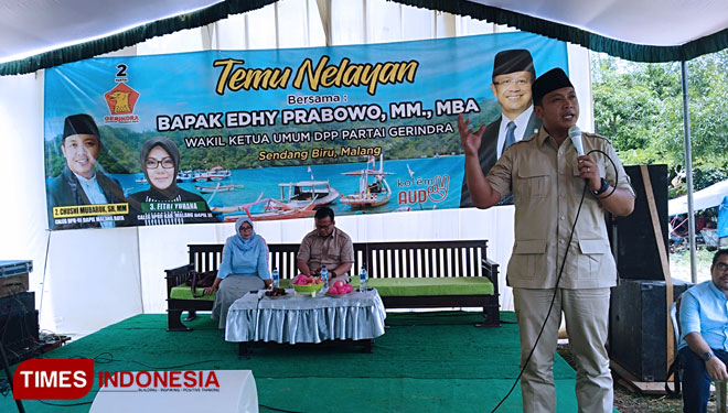Chusni Mubarok saat menyerap aspirasi masyarakat serta Nelayan Sendangbiru. (Foto: Binar Gumilang/TIMES Indonesia)