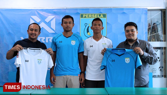 Manajer Persela Lamongan, Edy Yunan Ahmadi bersama Head of Club and Sport Marketing Warrix Indonesia, M. Sulton Arobi, memperkenalkan jersey Persela, di Persela Cafe, Plaza Lamongan, Sabtu (2/3/2019). (FOTO: MFA Rohmatillah/TIMES Indonesia)
