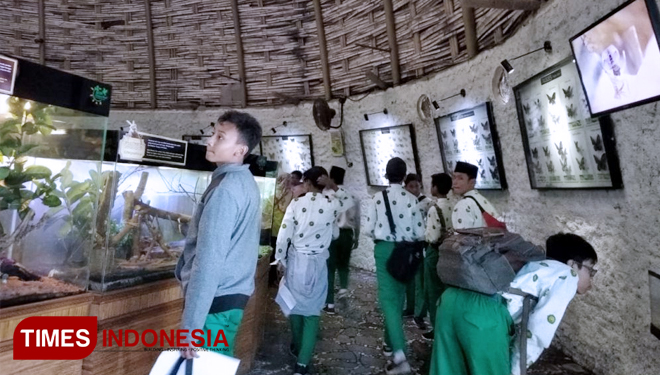 Siswa SMP Khadijah 2 Mengamati Jenis dan Macam Insekta di Area Insektarium Wisata Eco Green Park Kota Batu Malang (28/2). (FOTO: AJP/TIMES Indonesia)