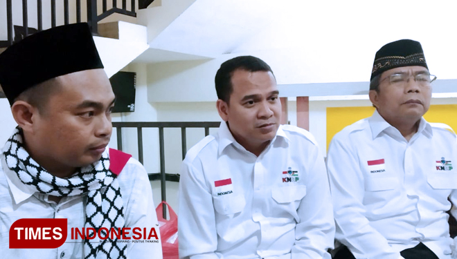 Sekjen KNRP, Suhartono saat memberikan keterangan pers. (FOTO: Imadudin M/TIMES Indonesia)