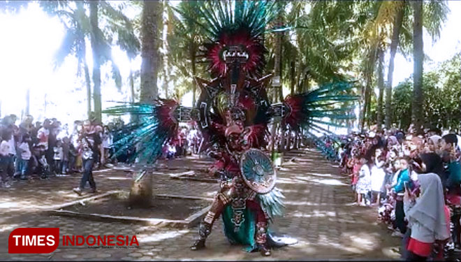 The talents of JFC-17 show their costumes at Jember Central Park. (PHOTO: Dody Bayu Prasetyo/TIMES Indonesia)