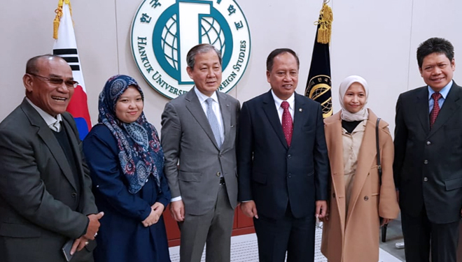 Rektor Unas Dr. El Amry Bermawi Putera (paling kiri) dan Menristekdikti RI M. Nasir (keempat dari kiri) melakukan kunjungan kerja ke Korea Selatan. (FOTO: Dok Humas UNAS)