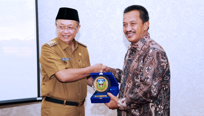 Bupati Sarolangun H Cek Endra dan Direktur Utama SMBR Jobi Triananda Hasjim. (FOTO: Istimewa)