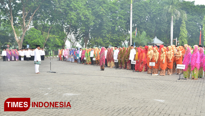Hari Ulang Tahun Pemkab Gresik, Ribuan ASN Kenakan Baju Khas