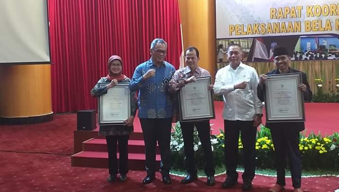 Sekretaris Pesantren Nurul Jadid, Faizin Syamwil (kanan) usai menerima penghargaan dari Menhan RI (foto: Istimewa)
