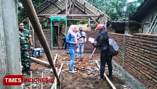 Konsultan saat Kunjungi Bedah Rumah TMMD Ke 104. (FOTO: AJP/TIMES Indonesia)