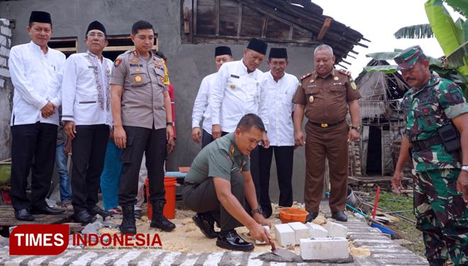 Kodim 0817 Gresik Letkol Inf Budi Handoko saat peletakan batu pertama di Desa Petiyin Kecamatan Dukun. (FOTO: Akmal/TIMES Indonesia).