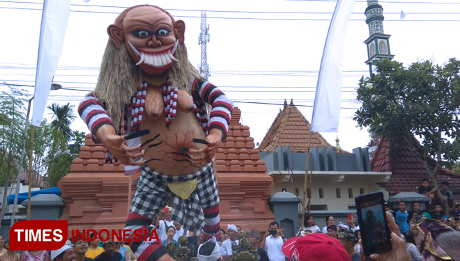 Ilustrastion - The Ogoh-ogoh was carried by dozens of men on the parade. (Photo: Doc. TIMES Indonesia)