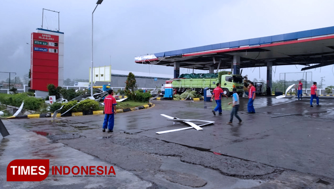 Puting Beliung Hajar SPBU AKR Tongas Probolinggo