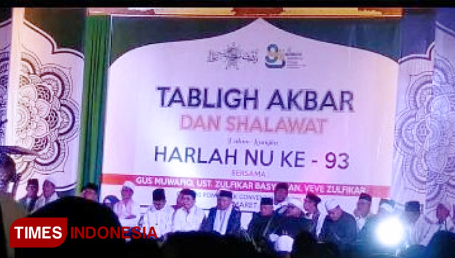 Suasana Tabligh AKbar dan Sholawat bersama Gus Muwafiq, Abi ZUlfikar, dan VeveZulfikar di Aula PCC Pontianak, Selasa, 5/3 Malam. (FOTO: AJP/TIMES Indonesia)