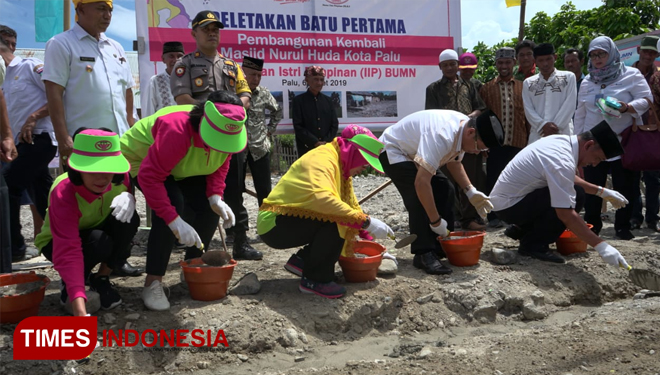 Ketua IIP BUMN Eri Imam Apriyanto Putro (tengah) didampingi pengurus saat prosesi peletakan batu pertama menandai dimulainya pembangunan Masjid Nurul Huda. (Ade Kurniawan Humas PKT for Times Indonesia)