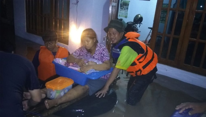 Relawan saat mengevakuasi warga. (Foto: istimewa)
