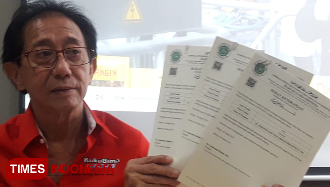 Direktur Sido Muncul Irwan Hidayat menunjukkan Sertifikat Halal dari Lembaga Pengkajian Pangan, Obat-obatan, dan Kosmetika Majelis Ulama Indonesia (MUI) untuk produk-produk Sido Muncul. (Foto: Ivan Iskandaria/TIMES Indonesia)