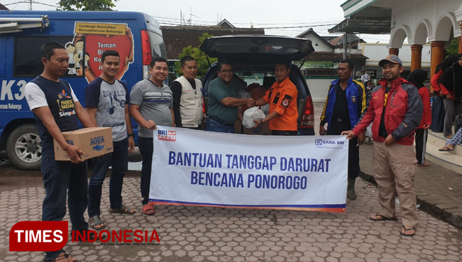 Erizal pemimpin Cabang BRI Kanca Ponorogo saat menyerahkan secara simbolis batuan banjir kepada BPBD Ponorogo (Evita/TIMES Indonesia)