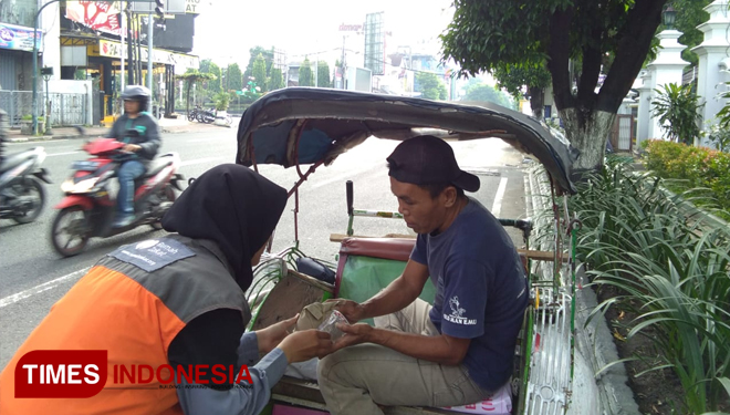 Rumah Zakat Bagikan Nasi Bungkus  TIMES Indonesia