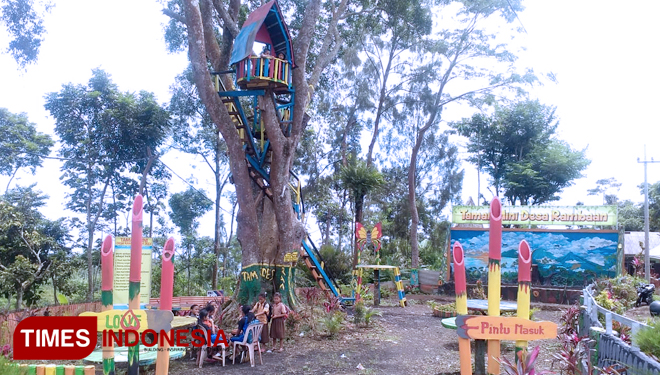 Ada Rumah  Pohon  Dan  Taman Mini Di Balai Desa Rambaan