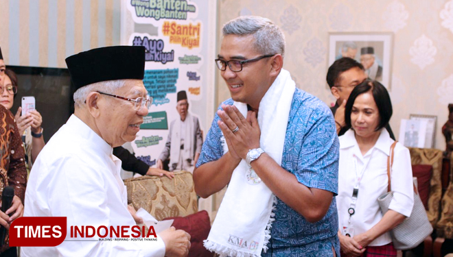 Kiai Ma'ruf Amin mengalungi surban Farhan, selebritis tanah air yang tergabung dalam Rumah Jamaah. (FOTO: Rumah Jamaah for TIMESindonesia)