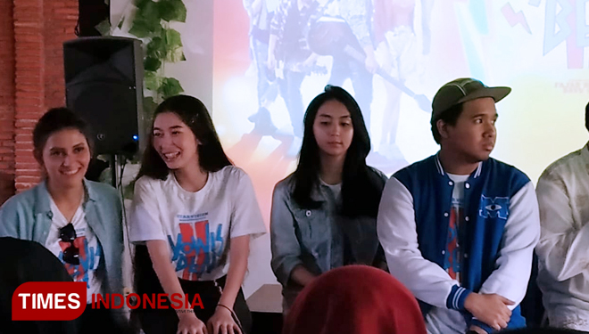 Talent film Yowis Ben 2 saat memberikan keterangan pers di Kota Malang. (FOTO: Imadudin M/TIMES Indonesia)
