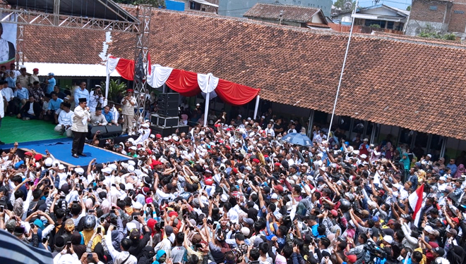 Prabowo saat Sowan ke Pondok Pesantren Darussalam Garut. (FOTO: Syaiful Munir)