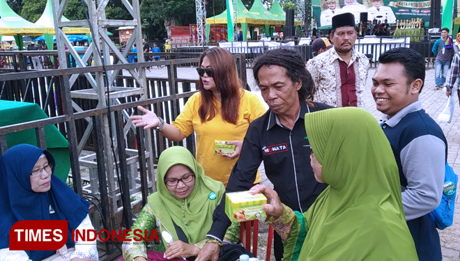 Cak Sodiq menyapa penggemarnya sebelum manggung, di Pasar Rakyat Muslimat NU Kota Probolinggo. (FOTO: Happy L. Tuansyah/TIMES Indonesia)