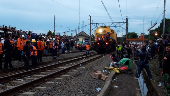 Proses evakuasi gerbong KRL Jakarta-Bogor. Foto: Istimewa